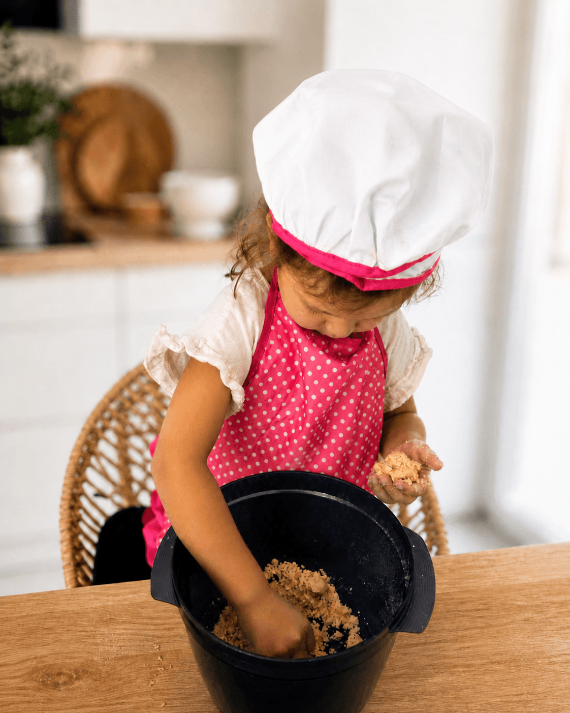 Enfant qui cuisine — souvenir dans un livre de recettes familial